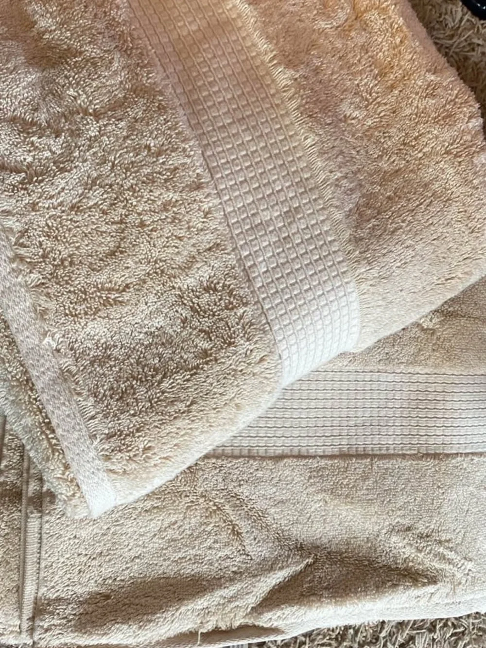 Apt 9/ 2 plush bath towels/ fine linen color